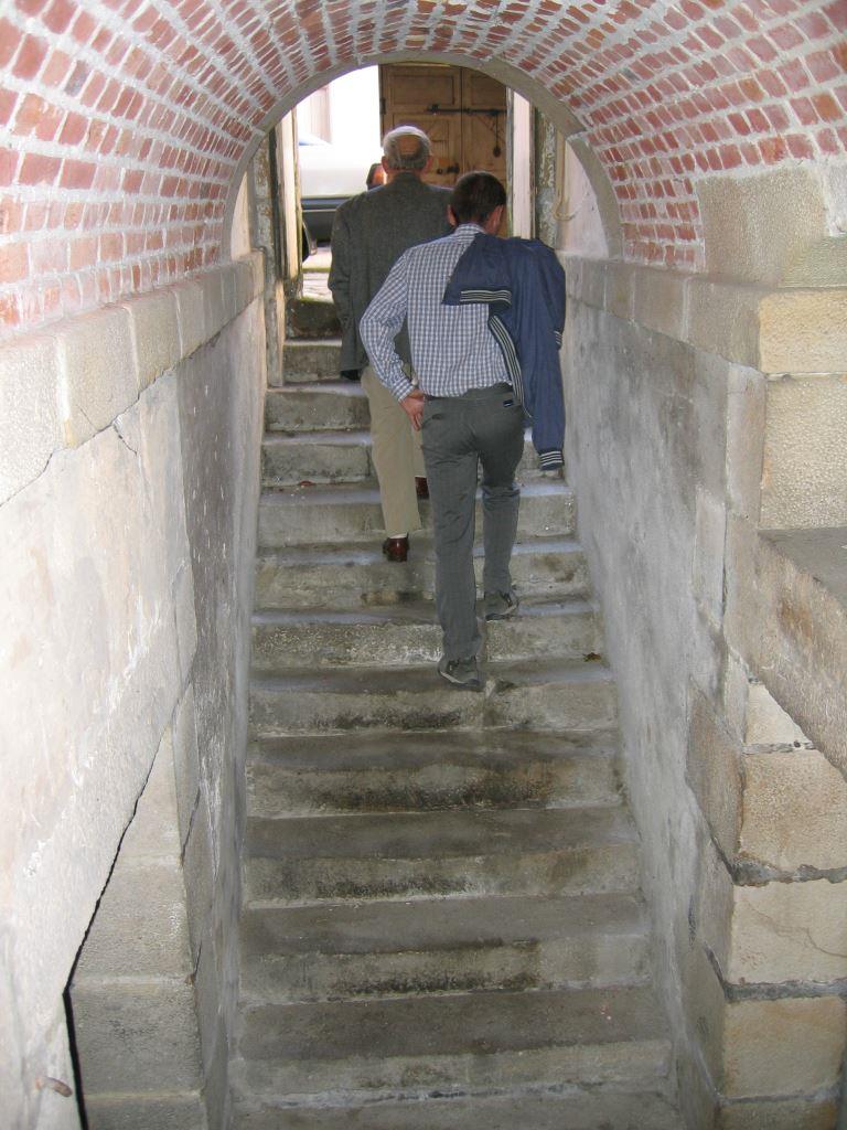 Escalier en grès d'accès au bassin